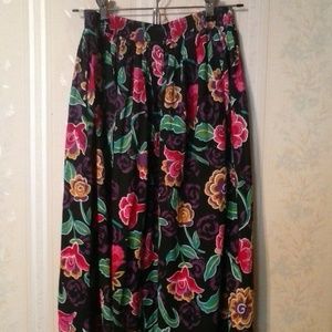 *CRAIG CLOTHING CO WOMEN'S MULTI FLORAL SKIRT